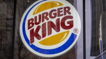 Presentan la "hamburguesa real con queso" de Burger King Tailandia.
