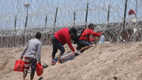 Tras el cruce de las 8 personas que abrieron la filosa alambrada, la Guardia Nacional movilizó maquinaria para tapar los huecos.