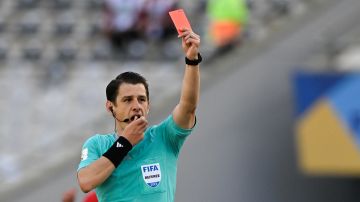 Foto referencial de un árbitro sacando una tarjeta roja.
