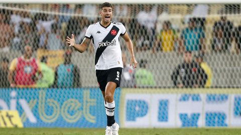 Pedro Raul celebra luego de un gol ante Flamengo.