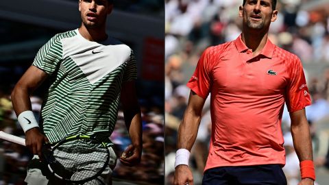 Carlos Alcaraz (I) y Novak Djokovic (D)