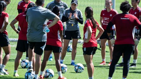 DT de Costa Rica, Amelia Valverde da charla al grupo en preparación al debut el próximo 21 de julio.