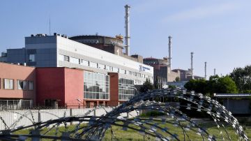 Una vista de la planta de energía nuclear Zaporizhzhia controlada por Rusia en el sur de Ucrania el 15 de junio de 2023.