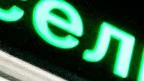 Elementos del Grupo Wagner izando una bandera rusa.