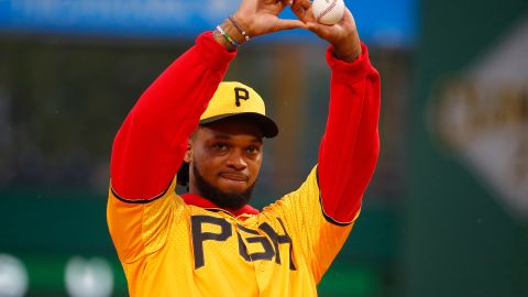 Damar Hamlin realiza el primer lanzamiento en un encuentro entre San Diego Padres y Pittsburgh Pirates.