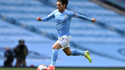 MANCHESTER, ENGLAND - JULY 26: David Silva cuando jugaba en el Manchester City en 2020.