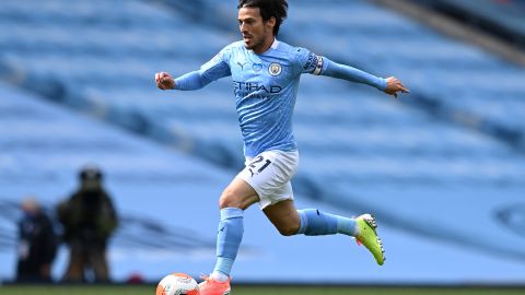 MANCHESTER, ENGLAND - JULY 26:  David Silva cuando jugaba en el Manchester City en 2020.