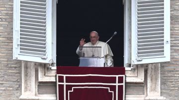 El Papa Francisco se dirige a los fieles durante su oración del Ángelus desde la ventana del Palacio Apostólico.