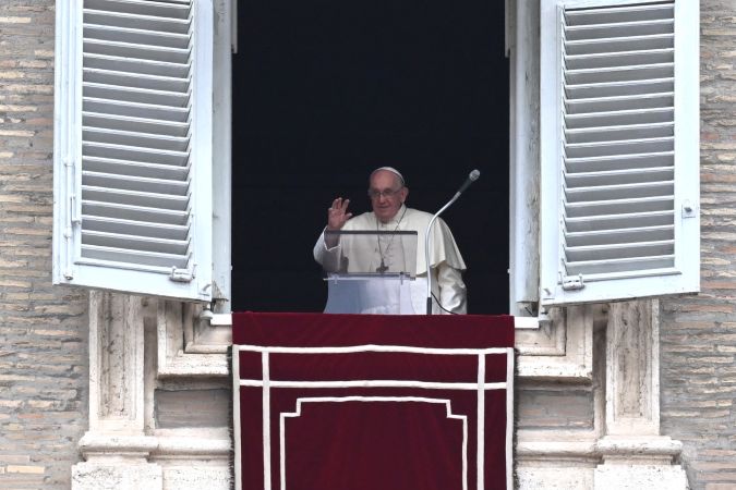 El Papa Francisco se dirige a los fieles durante su oración del Ángelus desde la ventana del Palacio Apostólico.