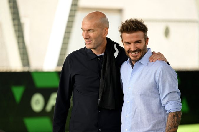 Zidane (L) y Beckham (R) durante un evento de EA Sports.