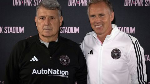 Gerardo "Tata" Martino (L) comparte con el director deportivo del Inter Miami Chris Henderson (R).