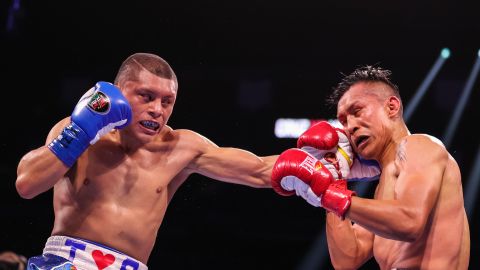 Isaac Cruz en su pelea ante Francisco Vargas.