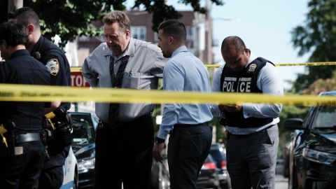 Los detectives no revelaron un posible móvil del doble homicidio.