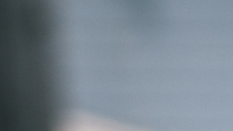 Los oficiales que respondieron a una llamada al 911 en la gasolinera, hallaron a la víctima sangrando por sus heridas en la acera.