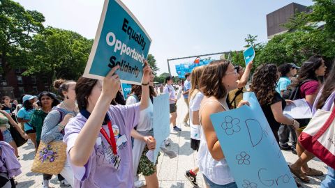 Los defensores de la acción afirmativa sostienen carteles durante una protesta en la Universidad de Harvard en Cambridge, Massachusetts, el 1 de julio de 2023. El 27 de junio, la Corte Suprema de los Estados Unidos prohibió el uso de la raza y el origen étnico en las admisiones universitarias, asestando un duro golpe a un práctica que impulsó las oportunidades educativas para los afroamericanos y otras minorías. (Foto de Joseph Prezioso/AFP) (Foto de JOSEPH PREZIOSO/AFP vía Getty Images)