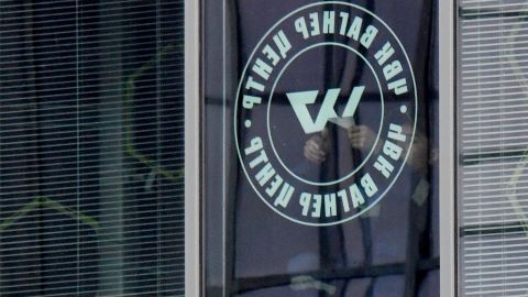 Empleados retiran los logotipos del PMC Wagner Center de su oficina cerrada en San Petersburgo.