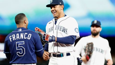 Wander Franco y Julio Rodríguez (R) comparten durante un encuentro entre Tampa Bay Rays y Seattle Mariners.