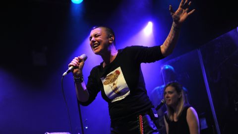 El mundo del entretenimiento lamenta la partida física de Sinéad O'Connor.