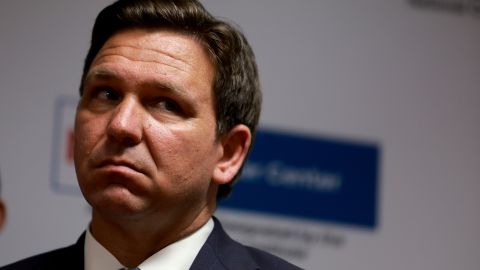 El gobernador Ron DeSantis promulgó la SB 1718 en mayo pasado.