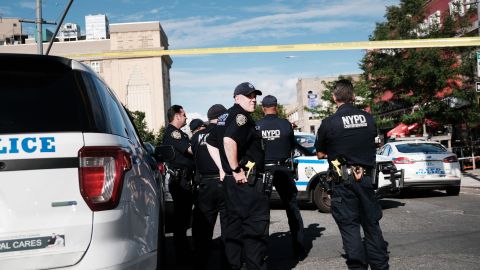 La policía señaló que los disparos fueron perpetrados por personas que estaban entre la muchedumbre.