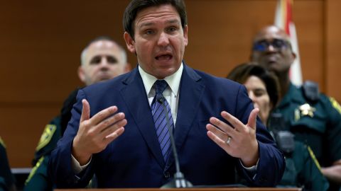 El gobernador Ron DeSantis busca restringir la presencia de inmigrantes indocumentados en Florida.