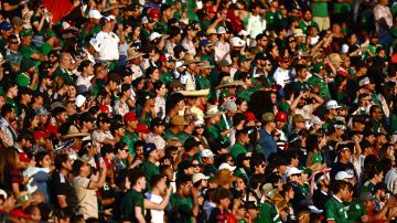 Los aficionados mexicanos se enfrentaron en la grada del Levi's Stadium.