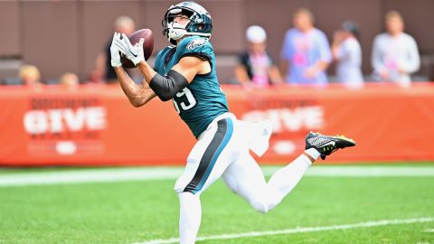 Devon Allen captura un balón durante un encuentro ante Cleveland Browns.