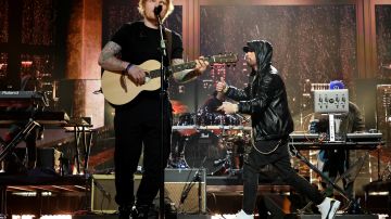 Ed Sheeran y Eminem durante la edición 37 de la ceremonia anual de inducción al Salón de la Fama del Rock & Roll.