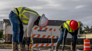 Industrias coo la construcción saldrían beneficiadas si se otorgan permisos de trabajo a indocumentados, destacan congresistas.