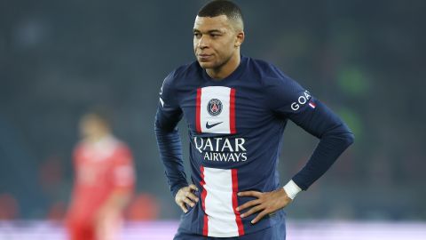 Kylian Mbappé se muestra frustrado al caer eliminado frente al Bayern de Múnich en Champions League.