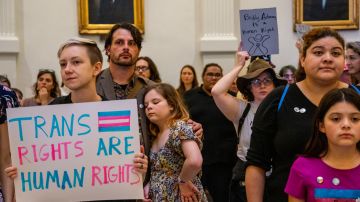 Familias demandan al estado de Texas por prohibición de terapias de género para jóvenes trans