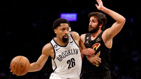 Spencer Dinwiddie y Ricky Rubio.