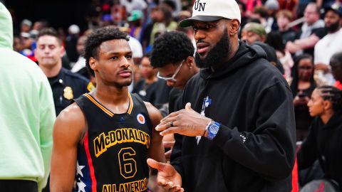 LeBron James junto a su hijo Bronny.