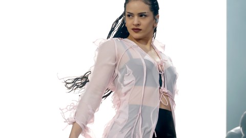 La cantante Rosalía seduce a sus fanáticos con sus encantos.