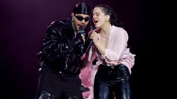 En la imagen aparecen Rauw Alejandro y la cantante Rosalía.