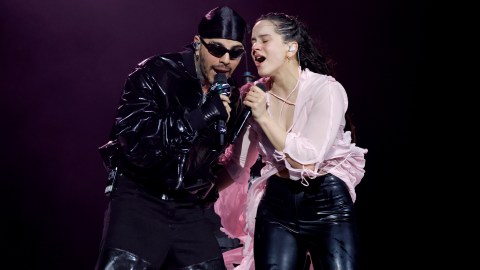 El cantante Rauw Alejandro y Rosalía juntos en abril de 2023.