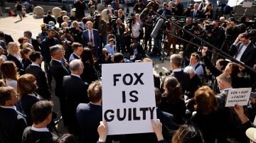 Ex ejecutivos de Fox expresan remordimiento por "ayudar a construir una gran maquinaria de desinformación"