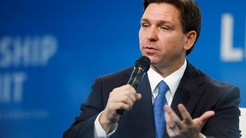 El gobernador Ron DeSantis busca atajar el paso de indocumentados en Florida.