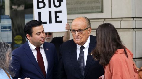 Rudy Giuliani, ex abogado de Trump, sugiere que lo contraten para descubrir el origen de la cocaína hallada en la Casa Blanca