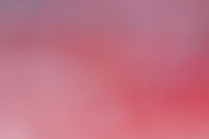 Rodrygo besa el escudo del Real Madrid luego de marcarle al Sevilla por La Liga. FOTO: Fran Santiago/Getty Images.