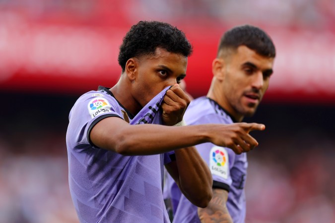 Rodrygo besa el escudo del Real Madrid luego de marcarle al Sevilla por La Liga. FOTO: Fran Santiago/Getty Images.
