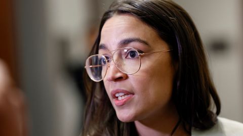 Alexandria Ocasio-Cortez advierte sobre "la expansión de un poder autoritario" en la Corte Suprema de EE.UU.