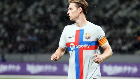 Frankie De Jong en un partido amistoso entre el FC Barcelona y el Vissel Kobe japonés.