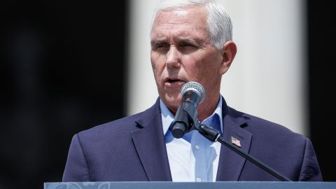 Mike Pence asegura que la "retirada desastrosa" de tropas estadounidenses de Afganistán fue culpa de Joe Biden