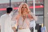 La cantante Karol G roba suspiros con su look.