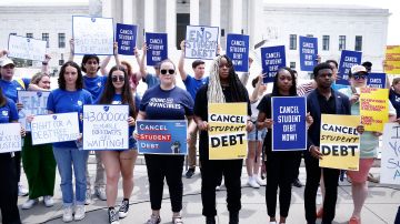Estudiantes piden perdón de deudas a Biden