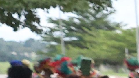 Kylian Mbappe es recibido por una multitud en su llegada a Camerún.