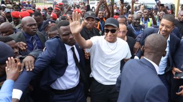 Kylian Mbappe es recibido por una multitud en su llegada a Camerún.