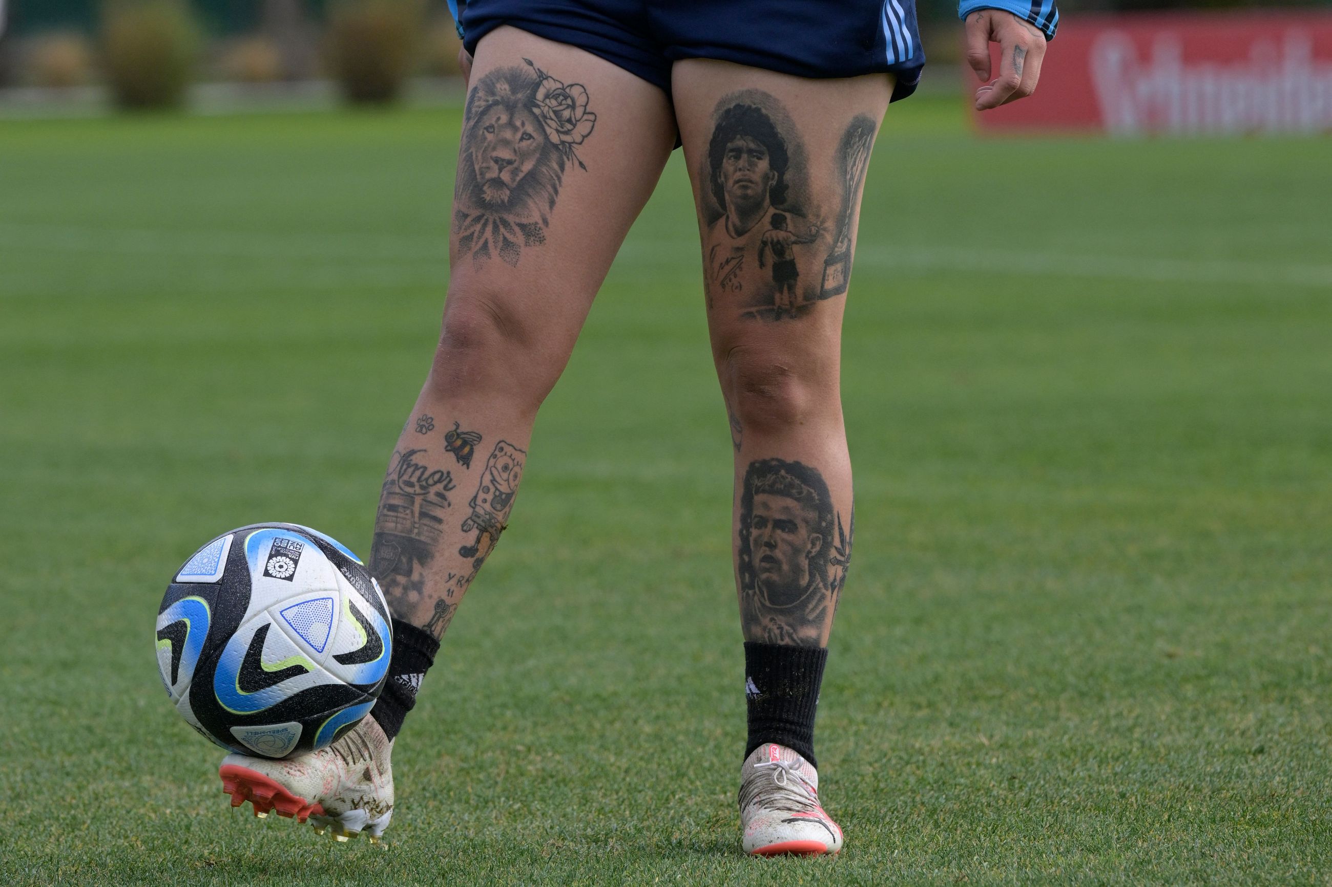 Futbolista argentina es fuertemente criticada por tener un tatuaje de  Cristiano Ronaldo en su pierna - El Diario NY