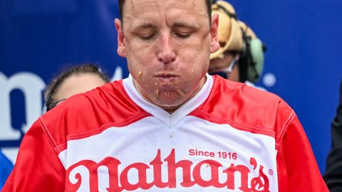 Joey Chestnut durante la competencia anual de Hot Dogs en celebración del 4 de julio.